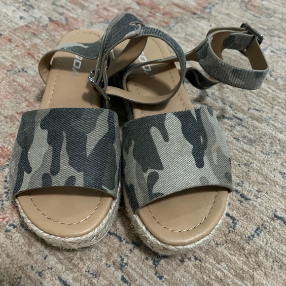 Soda Girl’s Camo Platform Sandals, Size 2 - Picture 2 of 11